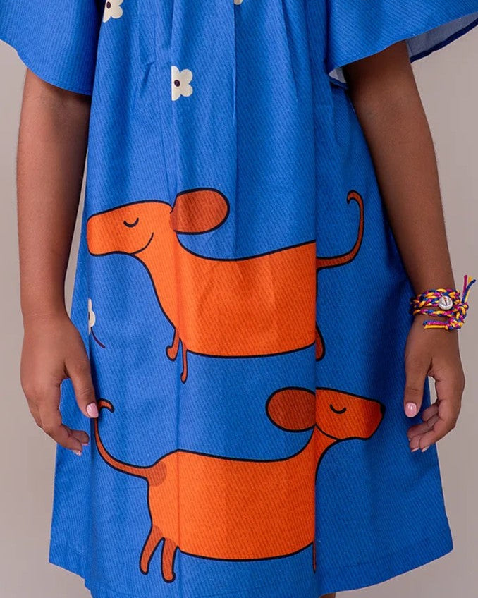 Vestido infantil azul com estampa de cachorrinhos Basset e mangas amplas