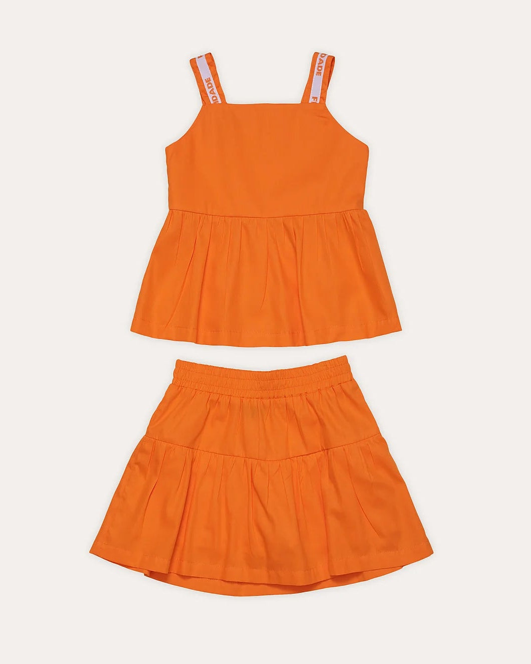 Conjunto infantil feminino com blusa laranja de alças largas e saia rodada
