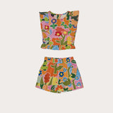 Conjunto infantil feminino com blusa de alças largas e saia estampada com flores coloridas