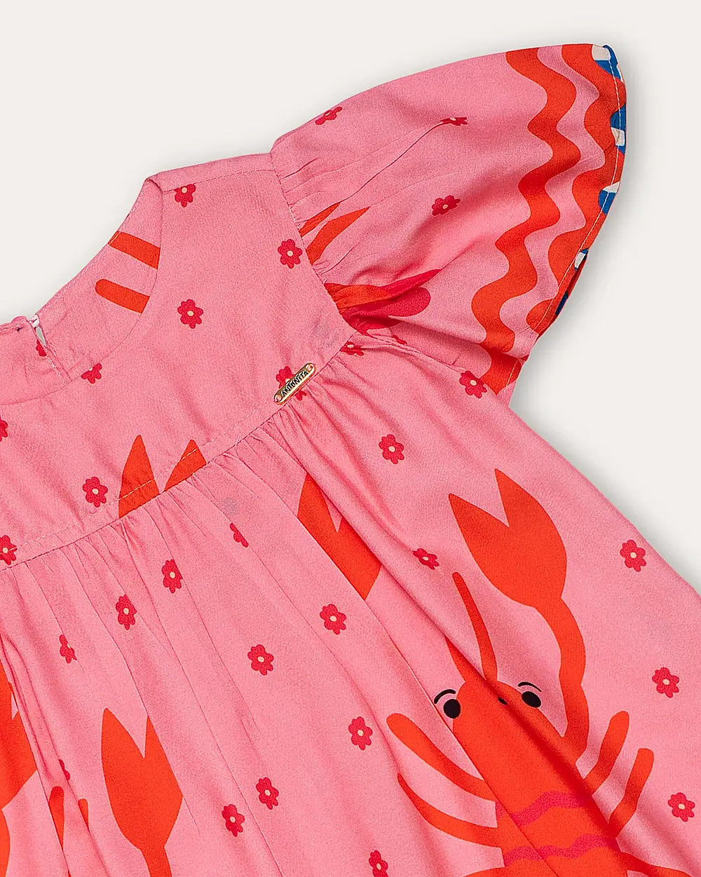 Vestido infantil rosa com estampa de lagostas, mangas amplas e saia fluida