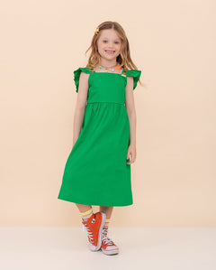 Vestido verde infantil com alças largas e detalhes coloridos, saia ampla