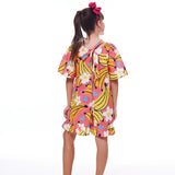 Macaco feminino infantil com estampa de bananas e flores em fundo rosa, detalhe de mangas amplas