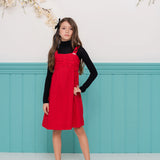 Vestido curto vermelho com alças largas e caimento leve, ideal para meninas.