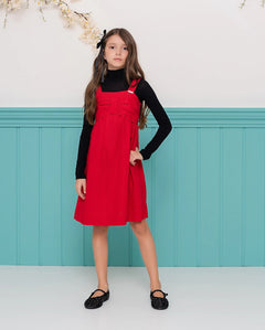Vestido curto vermelho com alças largas e caimento leve, ideal para meninas.
