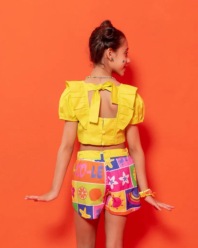 Conjunto infantil feminino com blusa amarela e short colorido estampado com formas geométricas e flores