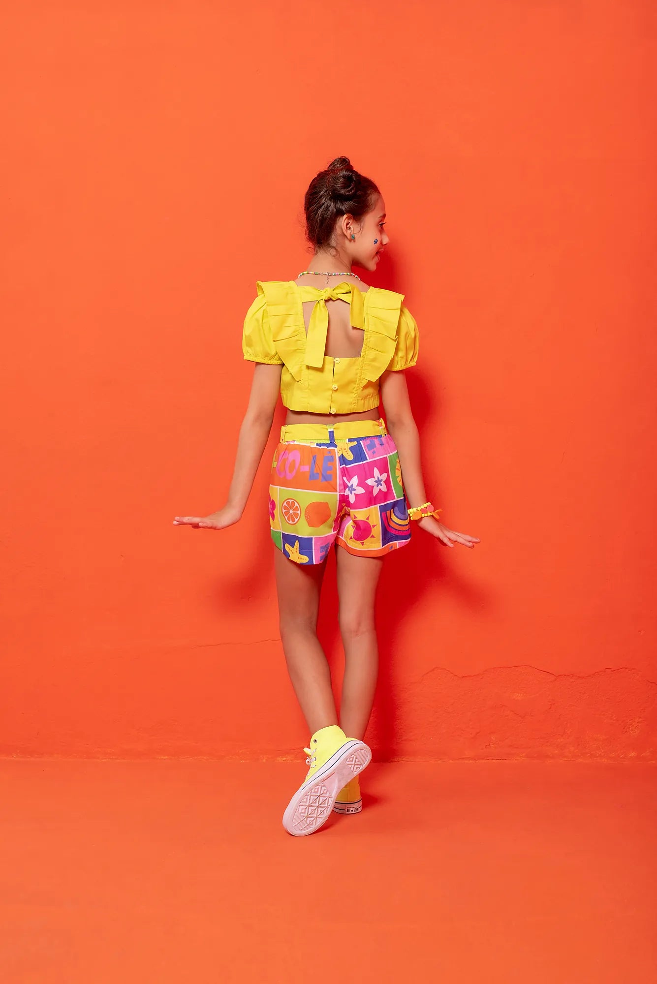 Conjunto infantil feminino com blusa amarela e short colorido estampado com formas geométricas e flores