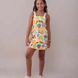 Jardineira infantil com estampa de frutas coloridas e alças largas