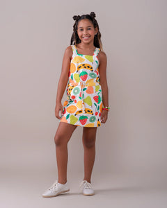 Jardineira infantil com estampa de frutas coloridas e alças largas