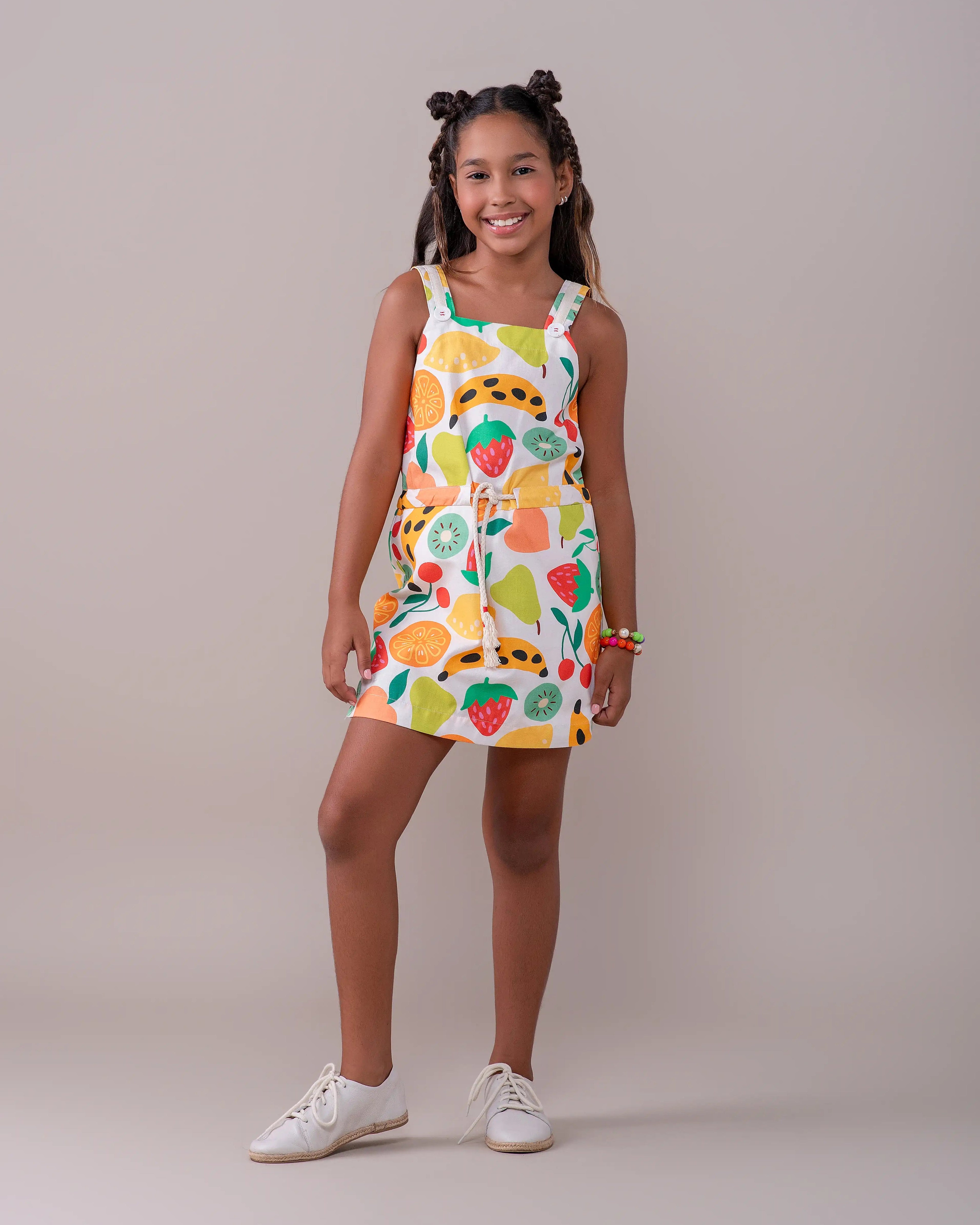 Jardineira infantil com estampa de frutas coloridas e alças largas