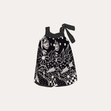 Macacao feminino infantil com estampa de fauna e flora em preto e branco e alças largas