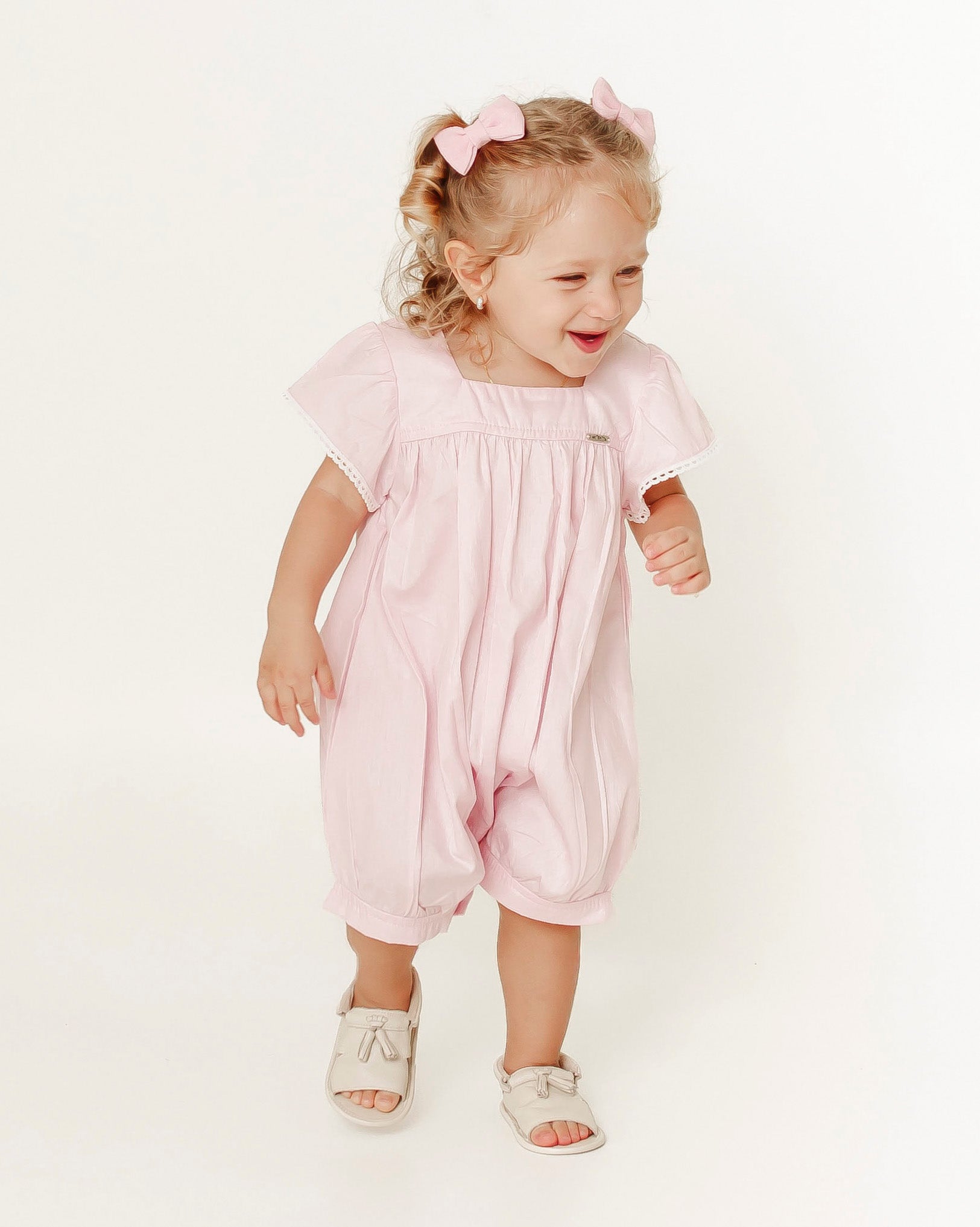 Romper infantil feminino Antonita com mangas amplas e detalhes em renda para meninas de 2 a 10 anos