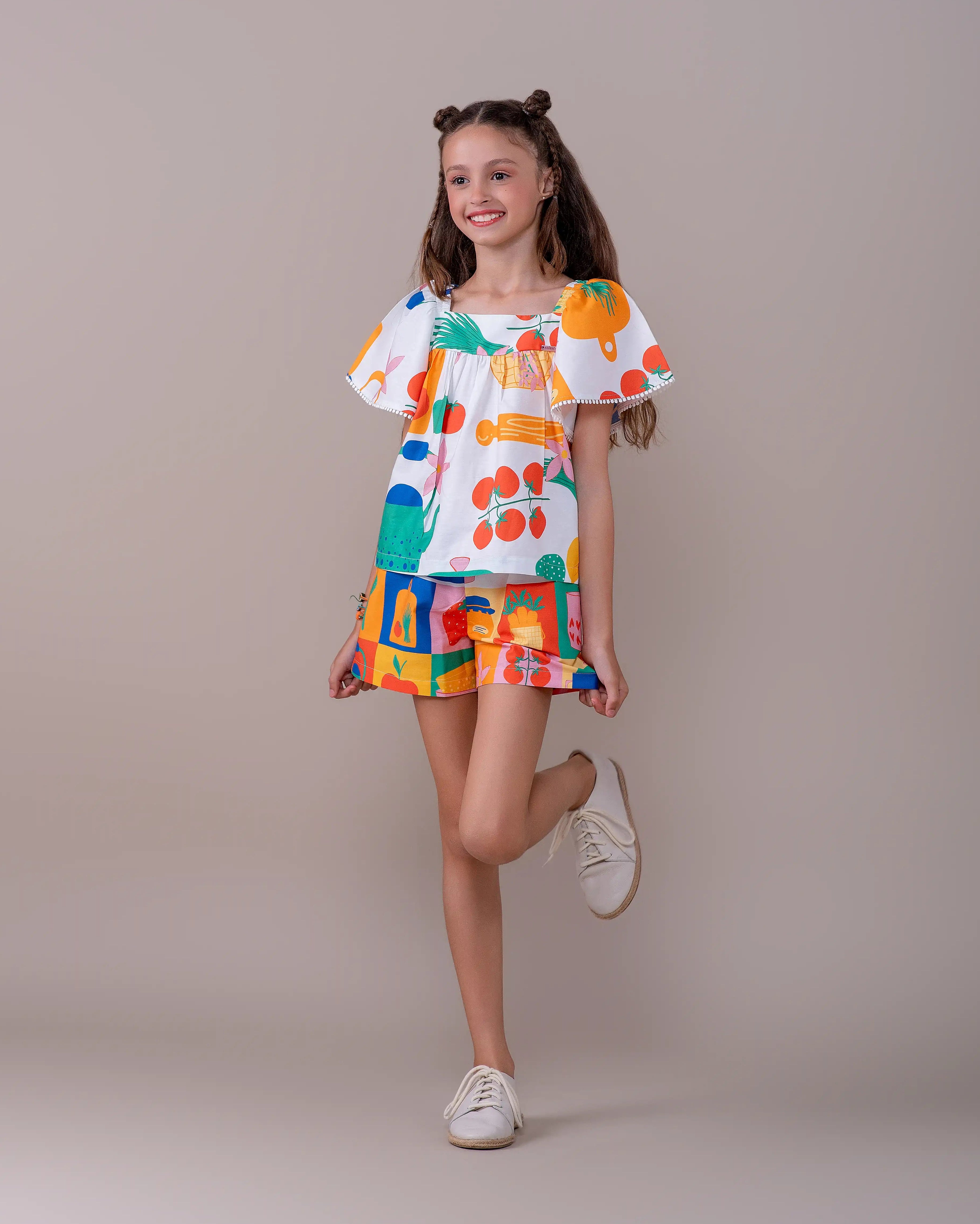 Conjunto infantil feminino com blusa de mangas amplas e short estampado de frutas coloridas