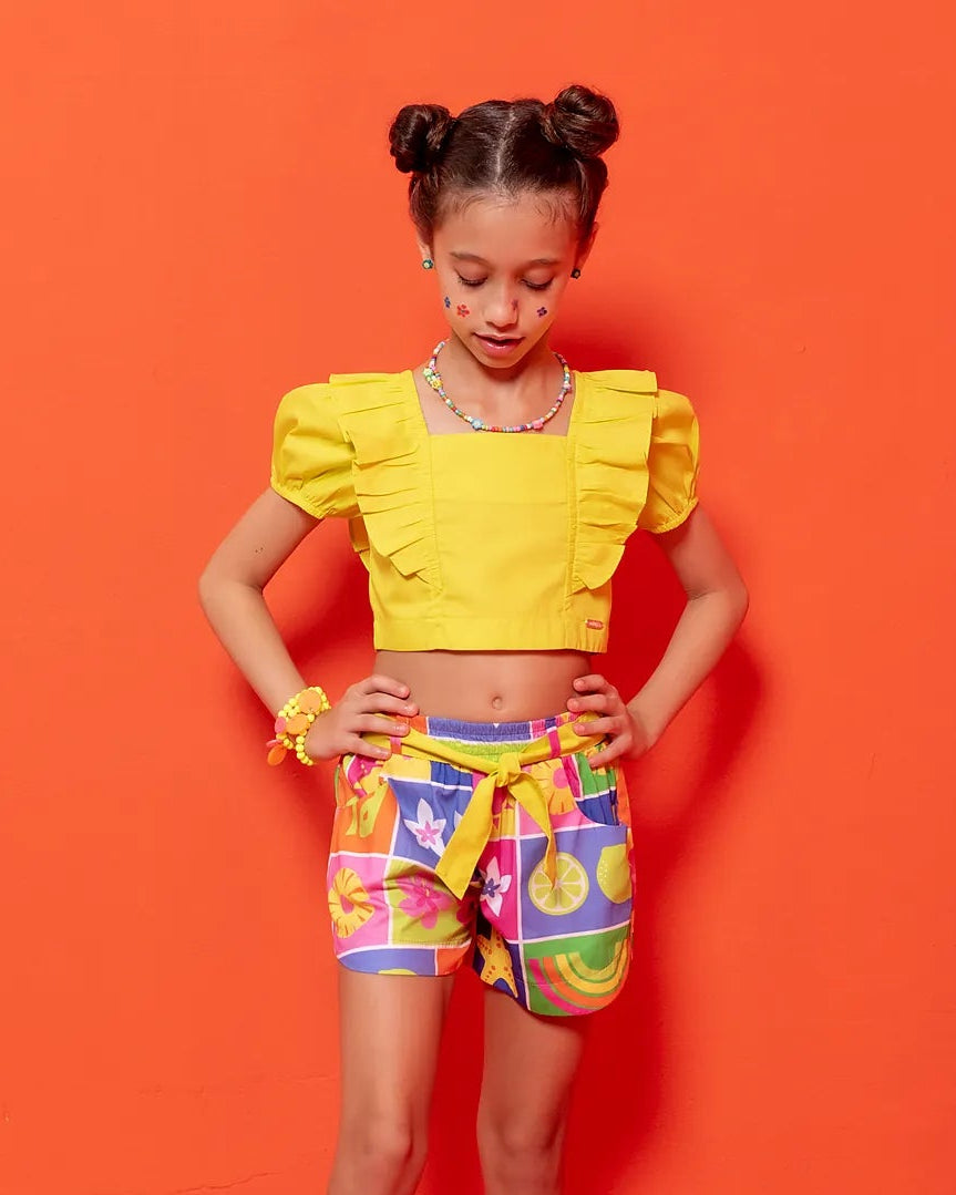 Conjunto infantil feminino com blusa amarela e short colorido estampado com formas geométricas e flores