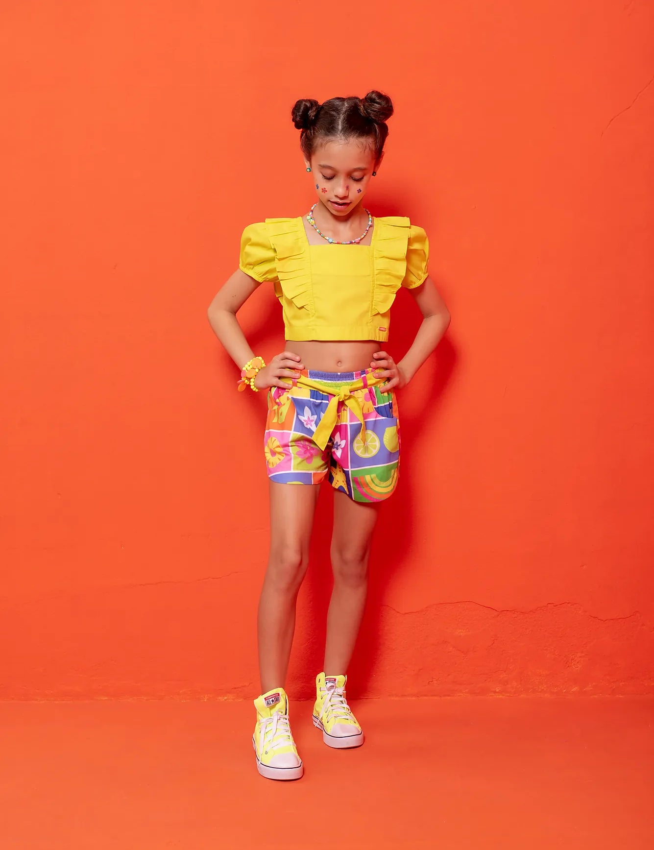 Conjunto infantil feminino com blusa amarela e short colorido estampado com formas geométricas e flores