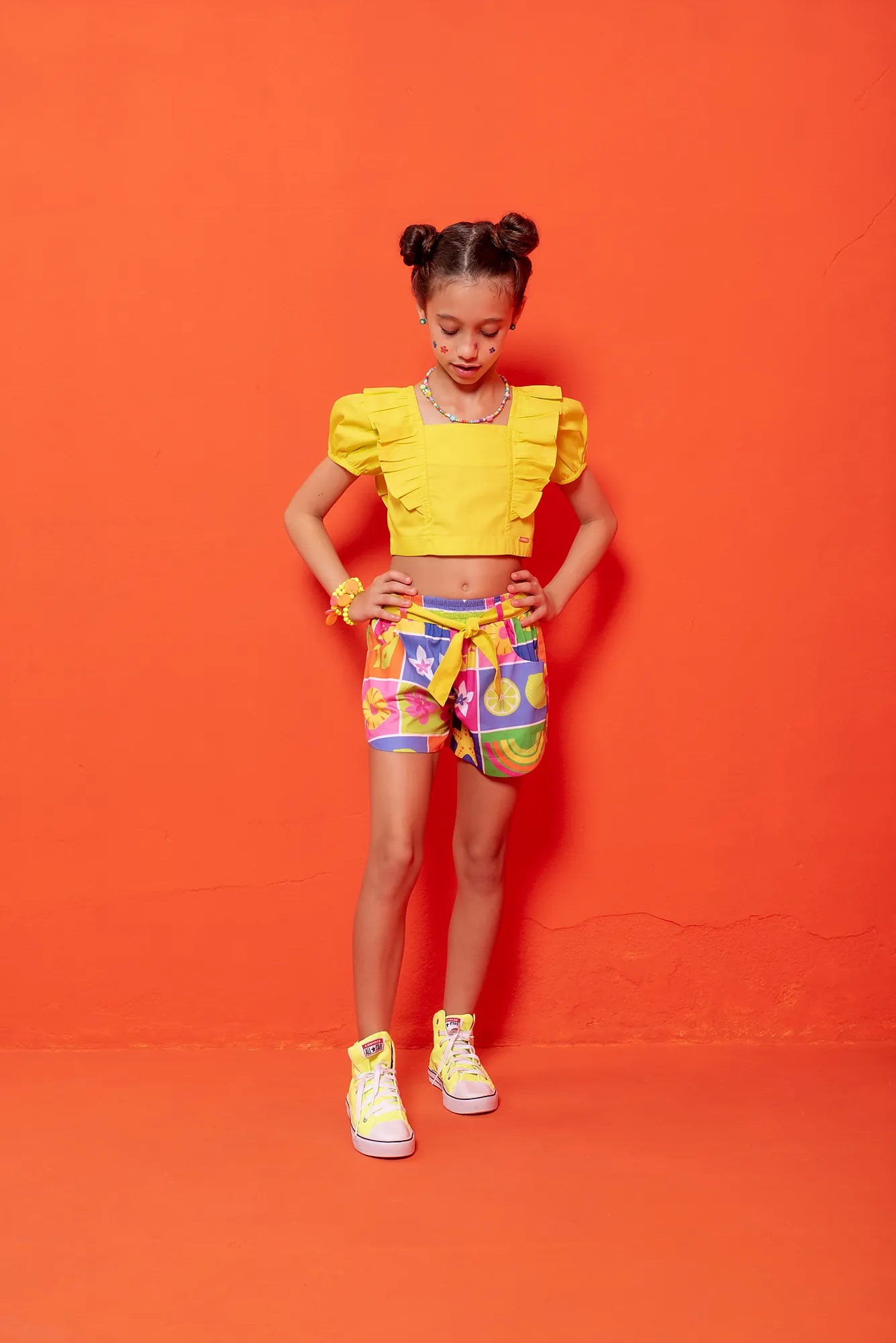 Conjunto infantil feminino com blusa amarela e short colorido estampado com formas geométricas e flores